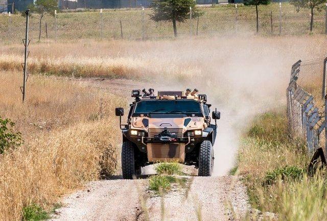 <p>Nurol Makina, Yörük'ün geliştirilmesi sürecinde uluslararası alanda ciddi talep gören ve farklı coğrafyalarda kullanılan Ejder Yalçın 4x4 Zırhlı Muharebe Aracı'ndan edindiği tecrübeden yararlandı. Şirket, Ejder Yalçın'ın 10 ülkede katıldığı testlerde önemli deneyimler elde etti.</p>