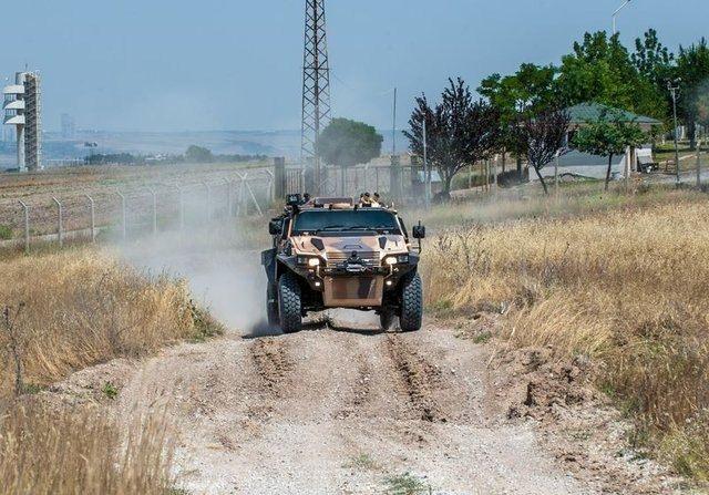 <p><strong>DİJİTAL VE UZAKTAN KUMANDA FONKSİYONLARI</strong></p>
<p>Yörük araçlarında talep doğrultusunda dijital gösterge/kontrol paneli kullanılacak. Personel dijital göstergeden araca ilişkin bilgileri kolayca takip edebilecek, Yörük'ün tüm fonksiyonları panel üzerinden kontrol edebilecek.</p>