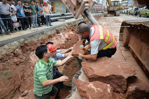 <p>Çinli işçiler, dünyanın en çok dinozor yumurtası fosili barındıran kenti Heyuan'da 43 yumurta daha buldu. Yumurtalar yol tamiri çalışmasında ortaya çıkarıldı.</p>
