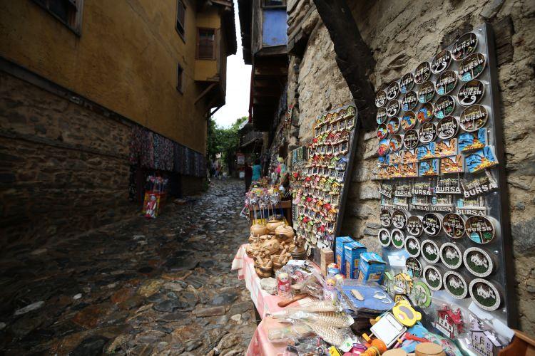 <p>"Cumalıkızık'ın, özellikle UNESCO Dünya Mirası Listesi'ne listeye girmesiyle beraber hem ülkemizde hem de dünyada tanınırlığı arttı. Ortadoğu, Avrupa, Latin Amerika, yani dünyanın her tarafından binlerce ziyaretçi geliyor. Özellikle yabancılar, dünyayı gezerken UNESCO Dünya Mirası Listesi'ne önem veriyor. Bu listedeki yerleri görmek istiyor. Bundan dolayı 2014 yılından sonra özellikle yabancı ziyaretçi sayısında ciddi artış yaşanıyor."</p>