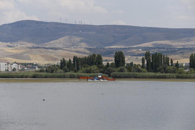 <p>Duruay, Mogan Gölü'nün temizlenmesinin yıllardır süren özlemleri olduğunu vurgulayarak, çıkan dip çamurunun nasıl değerlendirileceğine ilişkin, "Gölün çevresinde bir alanımız var. O alana dipten çıkan çamur serilecek ve üzerine milyonlarca ağaç dikilerek, güzel bir orman alanı yapılacak." diye konuştu.</p>
