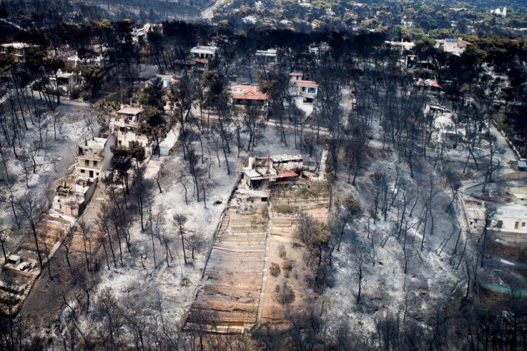 <p>Yunanistan'da üç bölgede başlayan ve günlerce söndürülemeyen orman yangını geride bir felaket bıraktı. Orman yangınında 81 kişi yaşamını yitirirken, 180'i aşkın insan yaralandı.</p>
