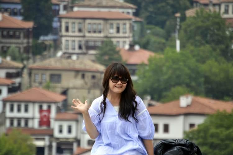 <p>"İlçemize Uzak Doğu ülkelerinden daha çok turist geliyor. Çin vatandaşları yoğun bir şekilde dış turizmi canlandırmaya başladı. Safranbolu olarak elimizden geldiğince tanıtımları artıracağız. Bunun için altyapımız yeterli. İç pazarda da Safranbolu'da canlanma var. Daha önce yılda bir milyon turisti geçmiştik. Bu sayıyı daha da katlayarak yolumuza devam edeceğimize inanıyoruz."</p>