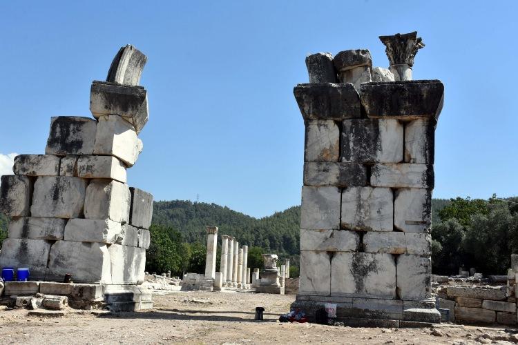 <p>Kentte yapılan kazı çalışmalarında her yıl önemli verilere ulaştıklarını anlatan Söğüt, ''Stratonikeia yaşayan bir arkeoloji kenti. Bunun bir benzeri yok. Antik dönemden günümüze yapıların bir bütün olarak korunduğu başka bir kent bulunmuyor.'' dedi.</p>
