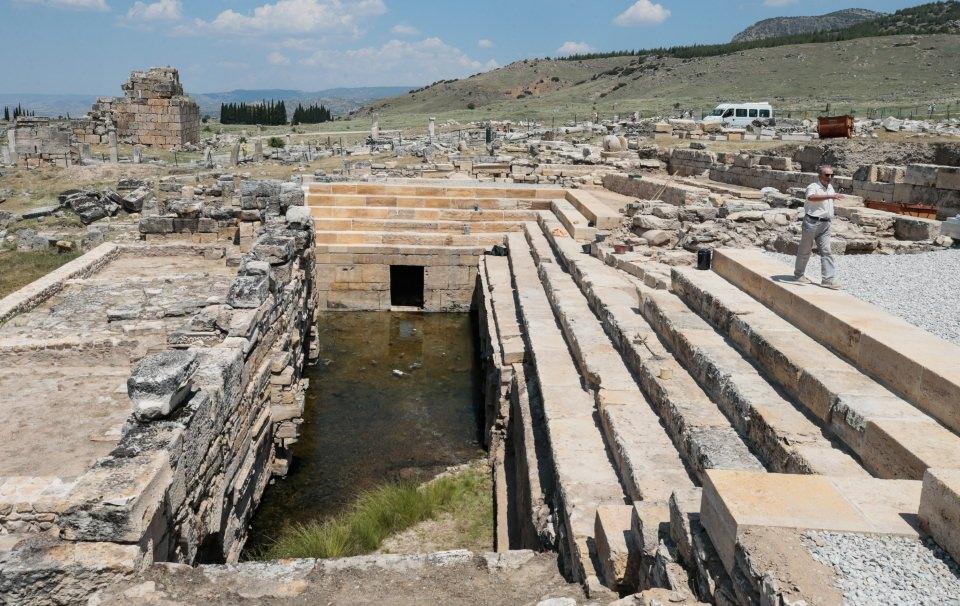 <p>Kültür mirası Pamukkale'nin en önemli merkezlerinden Hierapolis, ziyaretçilerine, birçok hastalığa şifa olduğu değerlendirilen antik termal havuzdaki tarihi sütunların arasında yüzme deneyimi yaşatıyor. </p>

<p> </p>
