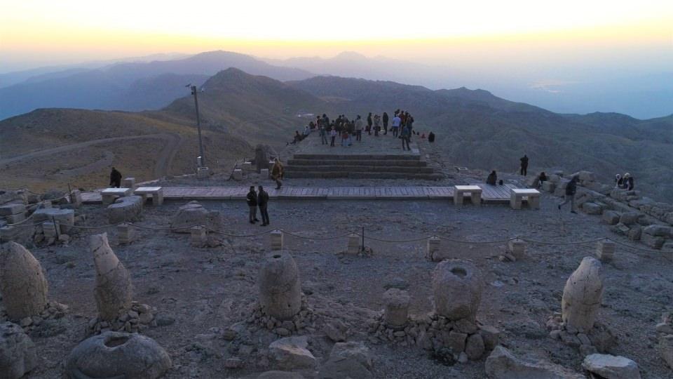 <p>İzmir’den Nemrut Dağı'ndan güneşin doğuşunu izlemek için gelen tarih öğretmeni Ayşe Başaslan ise bölgedeki güzelliklere hayranlık duyduğunu, bu duyguyu tekrar yaşamak için her yıl mutlaka Nemrut’a geleceğini söyledi. </p>
<p> </p>