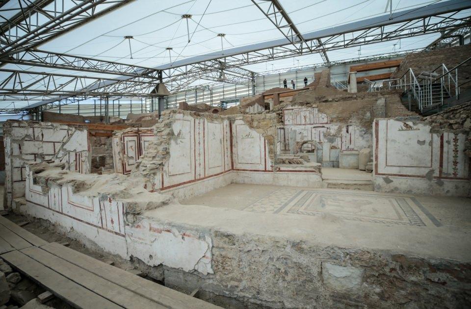 <p>Geçmişi milattan önce 3. yüzyıla dayanan Efes Antik Kenti ise Celsus Kütüphanesi, antik tiyatrosu, Hadrian Tapınağı, yamaç evleri gibi yapılarıyla antik dönemin mimarisinin en seçkin örneklerini barındırıyor. Helenistik, Roma ve Bizans dönemini yaşamış, antik şehir yapısı en iyi korunmuş kentlerden Efes, dünya mimari tarihi için de çalışma alanı niteliği taşıyor.</p>