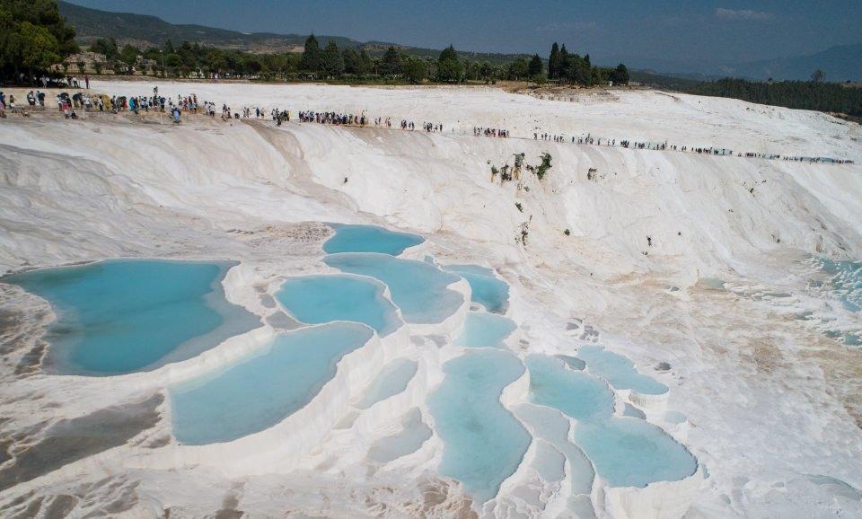 <p>Plütonyum adı verilen cehennem kapısı girişinde adak törenleri yapılıyor. Bu törenlerde kapıdan içeriye gönderilen boğaların mağaradaki gazın etkisiyle öldüğü için Plüton'a kurban edildiğine inanılıyor. Böylece kutsal sayılan termal suyun gücü antik kente gelen davetlilere gösterilmiş oluyor. </p>

<p> </p>
