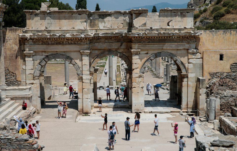 <p>İnsanlığın ortak mirası olduğu 2015 yılında tescillenerek UNESCO Dünya Miras Listesi'ne giren Efes, ziyaretçilerine, milattan önce 6500 yılından bu yana biriktirdiği kültürel mirası sunuyor.</p>
