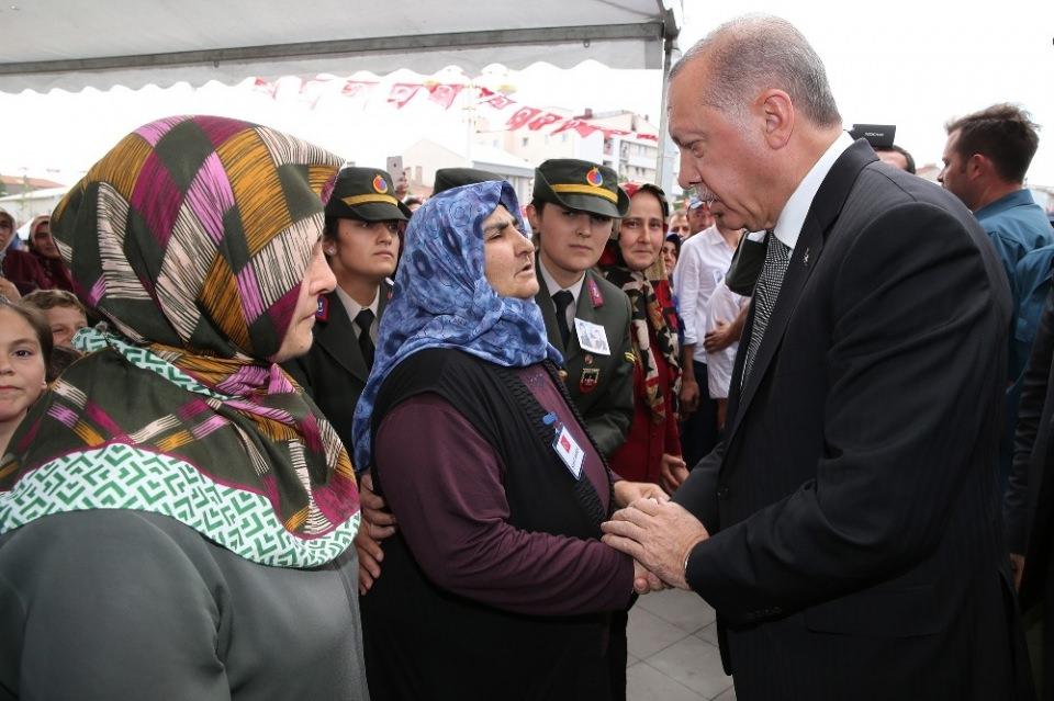 <p>Cumhurbaşkanı Erdoğan, aileye taziye dileklerini iletip bir süre konuştuktan sonra Kaymakamlık binasına geçti.</p>
<p> </p>