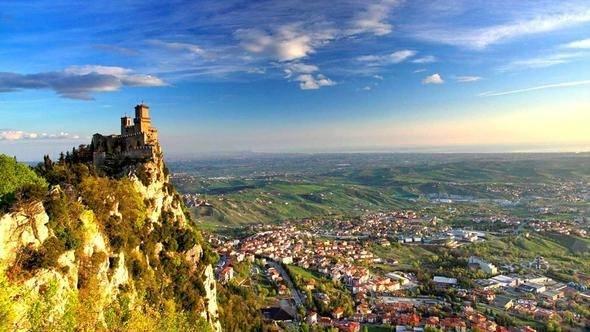 <p>San Marino<br />
<br />
Türk vatandaşlarına vizesiz.</p>