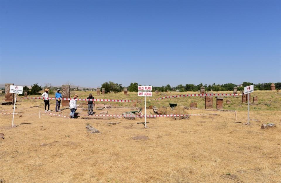 <p>Orada mezarlar belli bir düzene göre kurulurken buradaki mezarlarda İslami usullere göre defin yapılmış. Kafa tasları ve gömülüş yönleri bunu gösteriyor. Bir geleneğin devamı olarak Ahlat'ta yaşatılmış. Daha sonra da Anadolu Selçuklularında ve Osmanlı'da kümbet ve türbe şeklinde devam etmiş."</p>
