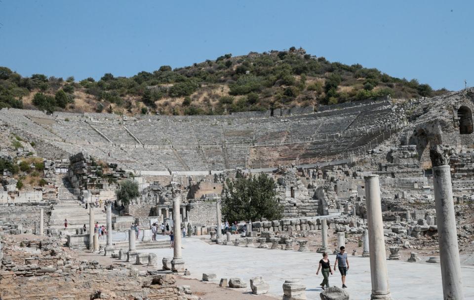 <p>"2015 yılında prestij listesine dahil oldu. Restorasyon ve kentin kullanımı kriterleri, yönetim planı yapma zorunluluğu gibi kriterler bunlar. Bölgenin ziyaretçi potansiyeli yıllık 2,5 milyon civarında. Ziyaretçilerin farklı yapıları var. Efes'te birkaç saat geçiren de var, 2-3 gün geçiren de. Arkeolojiye duyulan ilgiye göre değişiyor. Buraya dünyanın bütün coğrafyalarından turist geliyor."</p>