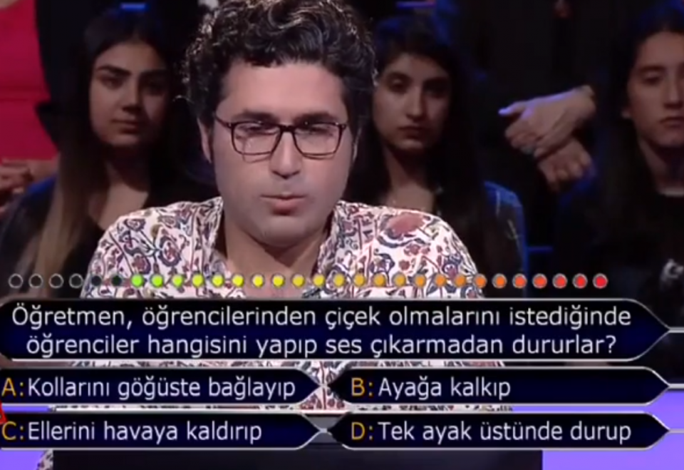 <p>Bir arkadaşının ısrarı üzerine 'Kim Milyoner Olmak İster' yarışmasına başvurduğunu belirten Erman Gören, ilk soruda elenerek büyük şok yaşadı.</p>
<p> </p>