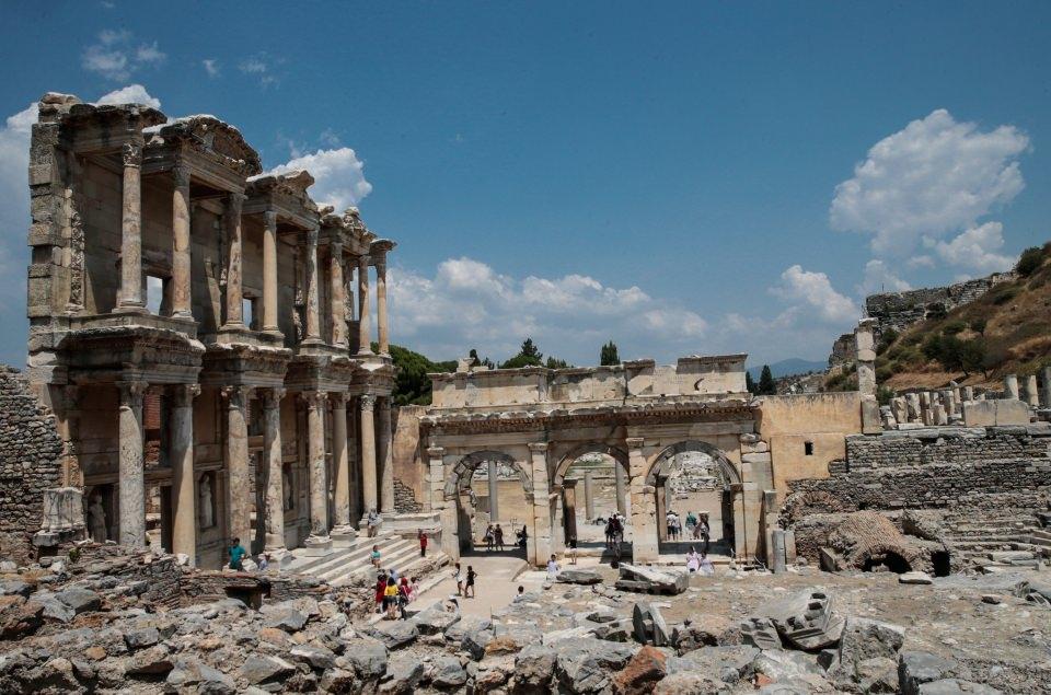 <p>Türkiye'nin en eski turizm noktalarından biri olan Efes, 8500 senelik geçmişiyle her yıl farklı coğrafyalardan 2,5 milyon turiste ev sahipliği yapıyor.</p>
