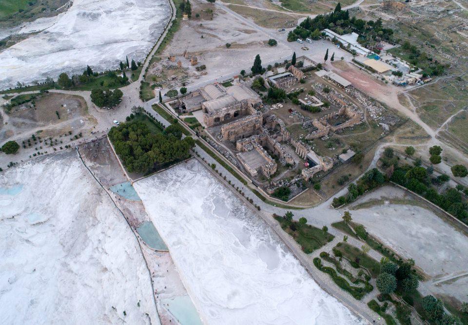 <p> Böylece Plütonyum, ziyaretçiler açısından ciddi bir görünüm arz edecek. Hem bilim dünyası ve hem de turizm açısından Pamukkale için ciddi bir gelişme olacak. </p>
