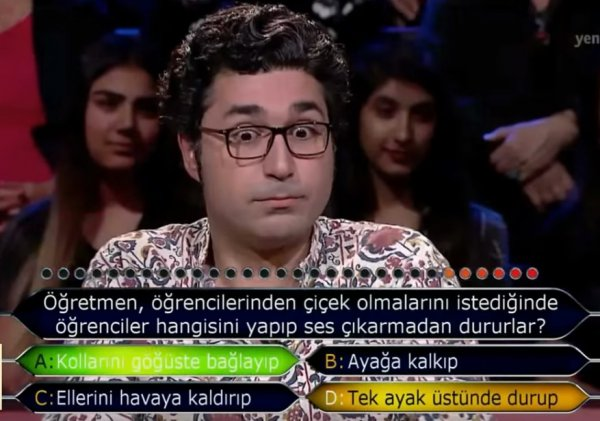 <p>Harvard Üniversitesi'nde eğitim alan Erman Gören, yarışma programında uzun uzun kariyerini anlattı ancak ilk soruda veda etti.</p>
<p><strong>YANLIŞ CEVAP...</strong><br />
<br />
"Öğretmen, öğrencilerinden çiçek olmalarını istediğinde öğrenciler hangisini yapıp ses çıkarmadan dururlar?" sorusuna Erman Gören, doğru cevap olan "Kollarını göğüste bağlayıp" yerine "Tek ayak üstünde durup" cevabını verdi.</p>
<p> </p>