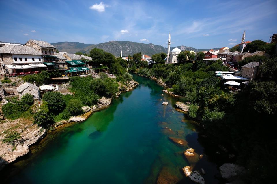 <p>Yemyeşil doğasının yanı sıra kültürel zenginlikleriyle de dikkati çeken bu dört şehir, birbirlerine olan yakın mesafesiyle Bosna Hersek'i ziyaret eden turistlerin yeni rotası olarak gösteriliyor. </p>
