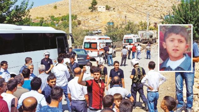 <p><strong>2015</strong></p>
<p><strong>30 AĞUSTOS</strong></p>
<p>Silvan’da 13 yaşındaki Fırat Simpil, PKK’lılarca yola yerleştirilen patlayıcının infilak ettirilmesi sonucu hayatını kaybetti</p>