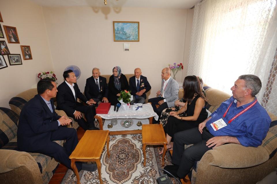 <p>Festival için Büyükçekmece’ye gelen Güney Kore Cheonan Belediye Başkanı Koo Bon Young ve beraberindekiler, ilçede yaşayan Kore gazilerine saygılarını göstermek için yere kapaklandı. Kore gazileri bu manzara karşısında gözyaşlarına boğuldu. </p>