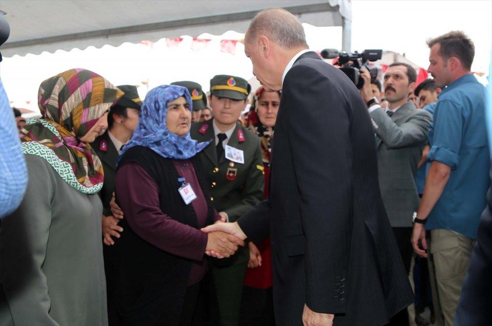 <p>İçişleri Bakanı Süleyman Soylu ve beraberindekilerle birlikte törenin yapılacağı hükümet konağı önüne gelen Erdoğan burada, Nurcan Akkaya'nın annesi Suudiye Demir, eşi Jandarma Astsubay Çavuş Serkan Karakaya ve yakınları ile görüştü. </p>