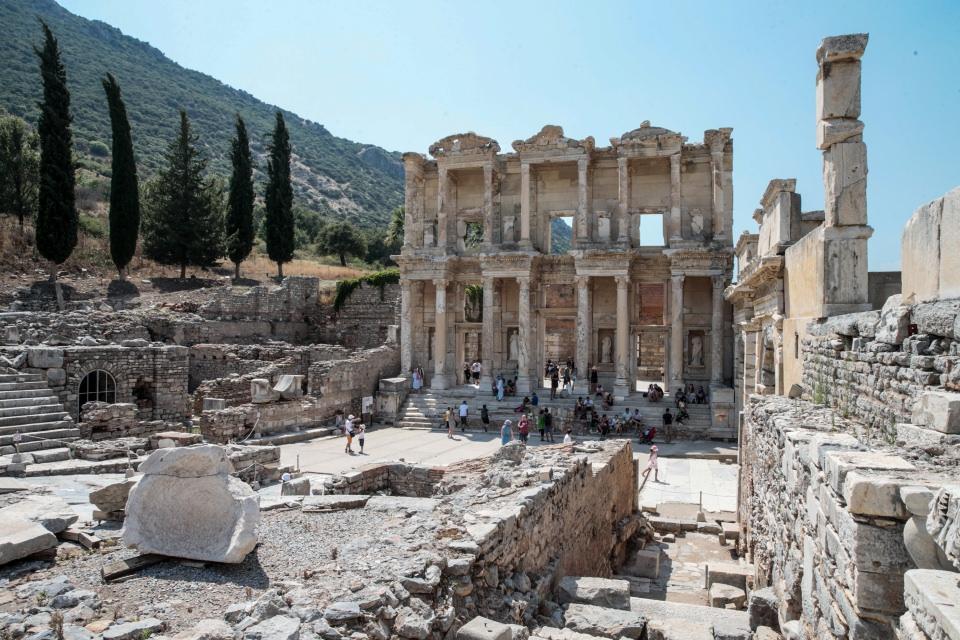 <p>Kazıların başlamasına yakın tarihlerde kültür turizminin de başladığını vurgulayan Topal, bu nedenle Efes'in Türkiye'nin en eski turizm noktalarından biri olduğunu kaydetti.</p>