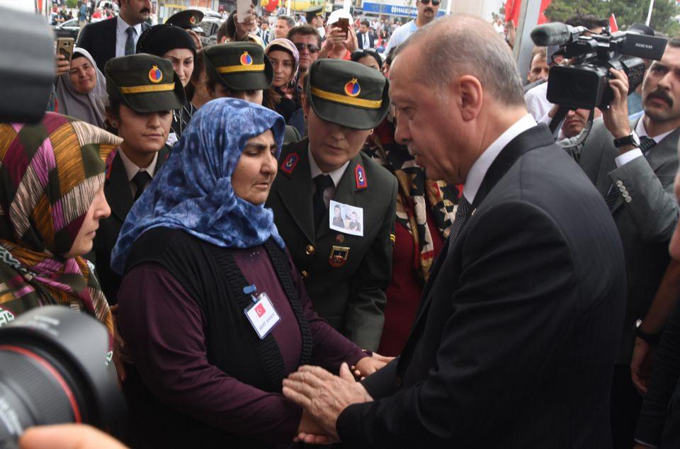 <p>Cumhurbaşkanı Recep Tayyip Erdğan Şehit Nurcan Karakaya ve 10 aylık oğlu Bedirhan Mustafa'nın cenaze törenine katılmak üzere helkopter ile Şarkışla ilçesine geldi.</p>