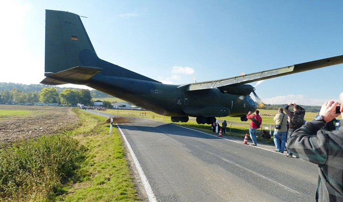 <p>Ancak pilotun soğukkanlı manevraları hem bekleyen insanları hem de hava müzesi için getirilen uçağı kurtardı. Kaza anı uçağı bekleyenler tarafından kaydedildi.</p>
