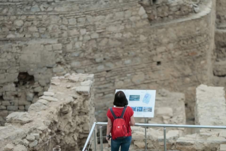 <p>Bölgedeki ilk yerleşimin izlerinin rastlandığı Çukuriçi Höyük'ün geçmişi, Efes Antik Kenti'nden çok eskiye, 6500 yılına uzanıyor. Höyükte bulunan eserler, bölgedeki yerleşimin hangi döneme rastladığına dair bilgiler veriyor. </p>
