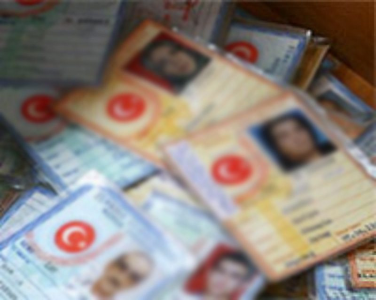 <p>Türkiye Cumhuriyeti Kimlik Numarası, Nüfus ve Vatandaşlık İşleri Genel Müdürlüğü'nün uzun yıllar sürdürdüğü çalışmaları sonucu hayata geçirdiği Mernis uygulaması ile her vatandaşa bir vatandaşlık numarası verilmiştir...</p>
