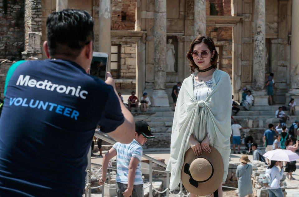 <p>Efes'in UNESCO Dünya Miras Listesi'ne alınmadan önce de bu listenin kriterlerine uygun yönetildiğini anlatan Topal, şöyle devam etti:</p>