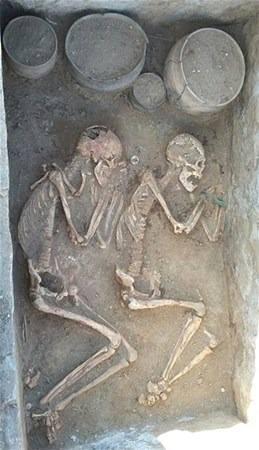 <p>Arkeologlar, iki at tarafından çekilen araba izlenimi verilmiş mezarda birbirine paralel şekilde yatan çifti 'Romeo ve Juliet"e benzettiler. Arkeologlara göre çiftlerden biri ölmüş veya öldürülmüş, diğeri ise onunla birlikte mezara gömülmüştü. İskeletler dizleri kıvrılmış ve ellerini çenelerinin altına vermiş uyur vaziyette yanyana parelel şekilde gömülmüştü. Adamın yanında bir ok ve metal hançer bulunuyordu. Yanındaki kadın ise taşlardan yapılmış yeşil bilezikler ve kolye benzeri taş takılar takıyordu. Mezarda taş ve tunç mızrak uçları ile birlikte seramik kaplamalı altın kolye bulundu. </p>
<p> </p>