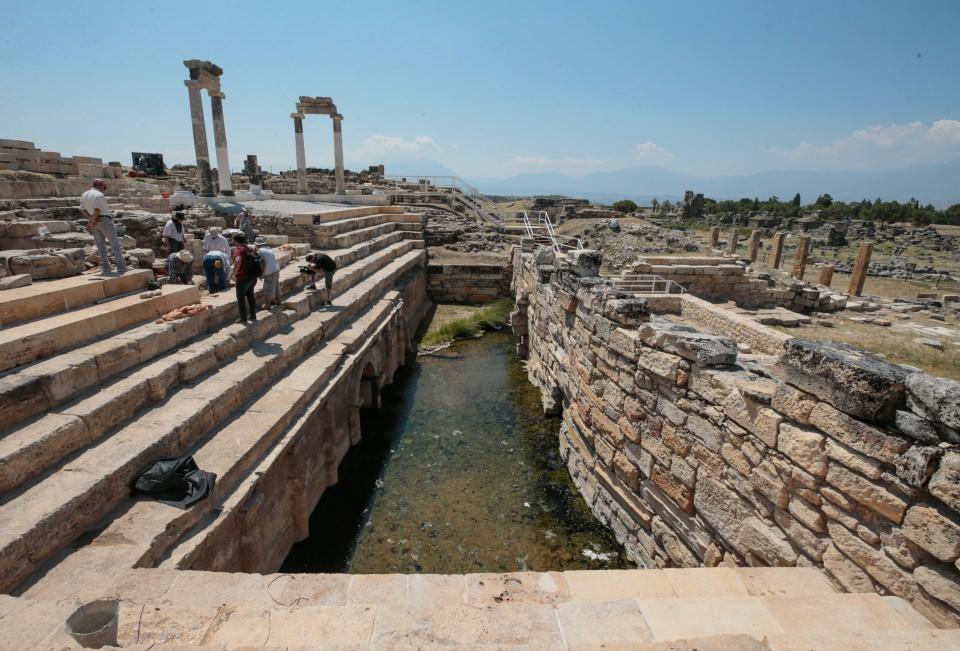 <p>UNESCO Dünya Kültür Mirası Listesi'nde yer alan Pamukkale Hierapolis Antik Kenti'nde 2013'te gün yüzüne çıkarılan ve antik kaynaklarda "ölüler ülkesine geçiş kapısı" olarak adlandırılan "Plütonyum" (cehennem kapısı), eylülde ziyarete açılacak.</p>

