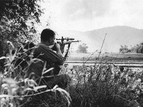 <p>Bir deniz piyadesi olan Chuck en iyi deniz piyadesi sniper’ı olma ünvanını da koruyor. Araması ve kesinleştirilmesi zor olan ateşleri de eklendiğinde sadece 13 ayda Chuck’ın 300'ün üzerinde ölüm gerçekleştirdiği düşünülüyor.</p>

<p> </p>
