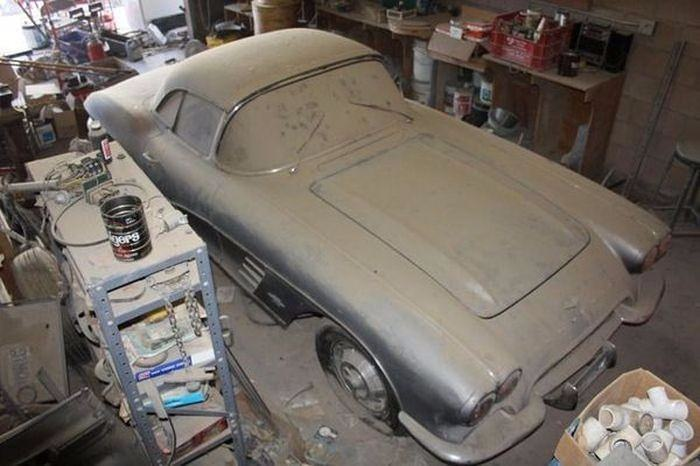 <p>Eski bir garajda unutulan 1961 model Chevrolet Corvette C1 tam 44 yıl sonra fark edilince bakın ne oldu.</p>
