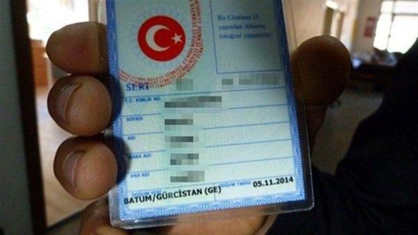 <p>T.C. Kimlik Kartı, vatandaşa ait nüfus ve fotoğraf bilgilerinin kartın üzerindeki yonga üzerine güvenli bir şekilde kaydedilmesine imkan verir ve bu bilgilerin yetkisiz kişiler tarafından erişilmesini ve değiştirilmesini olanaksız hale getirir.</p>
<p> </p>