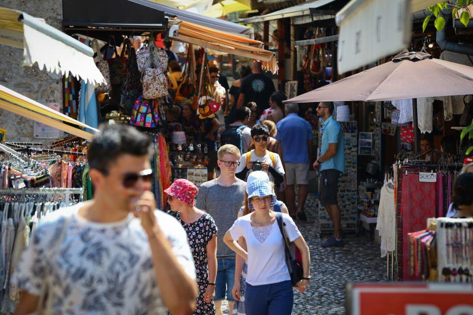 <p><strong>Doğa harikası Kravice şelalesi </strong></p>
<p>Mostar'ın 40 kilometre uzağında bulunan Kravice şelalesi de Bosna Hersek'in cennet köşelerinden birisi. Yemyeşil ağaçların ortasında 30 metre yüksekliğe sahip Kravice, turistlerin keyifle vakit geçirebileceği duraklardan.</p>