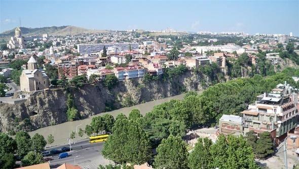 <p>Gürcistan<br />
<br />
1 yıl vizesiz.</p>