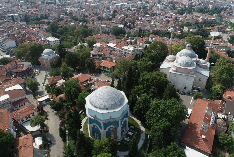 <p>Külliye içinde bulunan Yıldırım Beyazıt Türbesi, revaklı Osmanlı türbelerinin ilki olarak bilinirken türbenin içinde Yıldırım Bayezid ve oğlu İsa Çelebi'nin sandukası bulunuyor.</p>

<p> </p>
