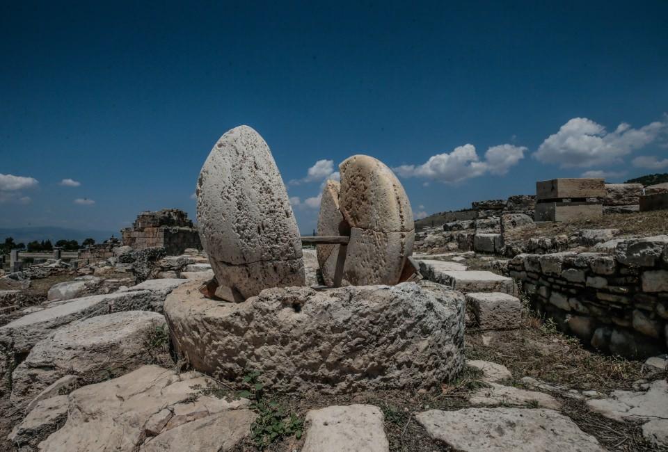 <p>Milattan önce 2. yüzyılda Bergama Kralı 2. Eumenes tarafından kurulan ve "kutsal şehir" anlamına gelen Hierapolis'te İtalyan arkeologlarca 1957 yılında başlayan kazılarda birçok önemli tarihi alan literatüre girdi ve ziyaretçilere açıldı. </p>

<p> </p>
