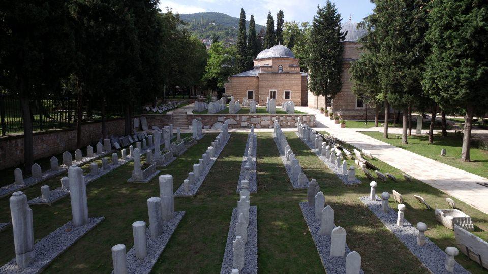 <p>Bulunduğu semte de adını veren külliyeye, cami ve türbedeki çinilerinden dolayı "Yeşil Külliye" deniliyor. </p>

<p> </p>
