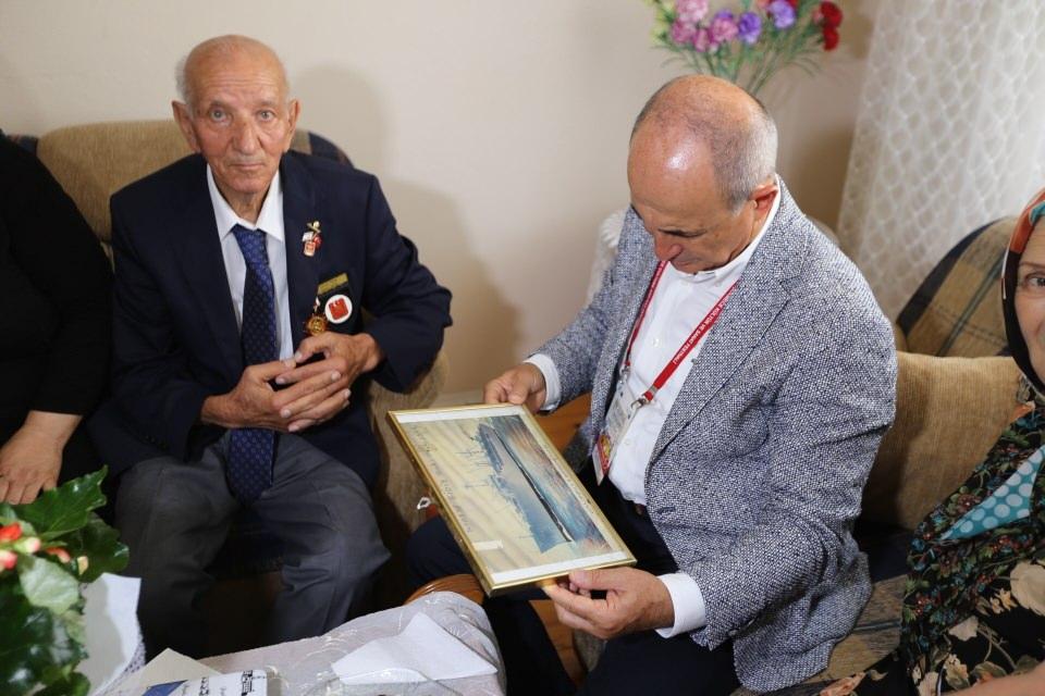 <p>Büyükçekmece Belediye Başkanı Hasan Akgün’ün eşlik ettiği heyette yer alan Güney Kore Cheonan Belediye Başkanı Koo Bon Young ve beraberindekiler Türk ordusunun Kore savaşında göstermiş oldukları kahramanlıklar nedeniyle Kore gazileri önünde eğildi. Kore’de büyüklere olan saygıyı göstermek için yapılan bu hareketinden sonra heyet yanlarında getirdikleri hediyeleri ilk ziyaret durağı olan Ekrem Çakır’a takdim etti. </p>
