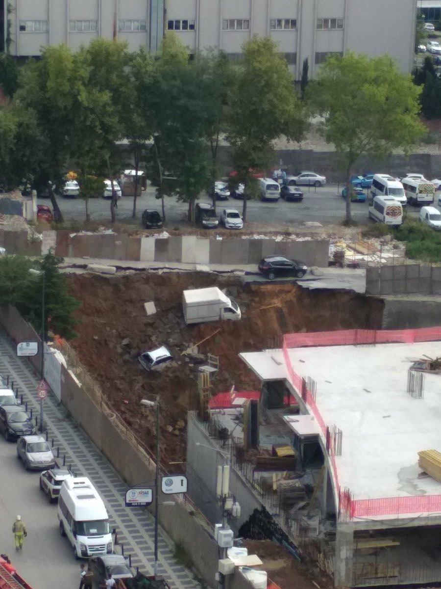 <p>Ümraniye'de yapımı devam eden bir inşaatın istinat duvarı çöktü. Bazı araçlar inşaat çukuruna düştü. Olay yerine çok sayıda polis, itfaiye ve sağlık ekibi sevk edildi.</p>

<p> </p>
