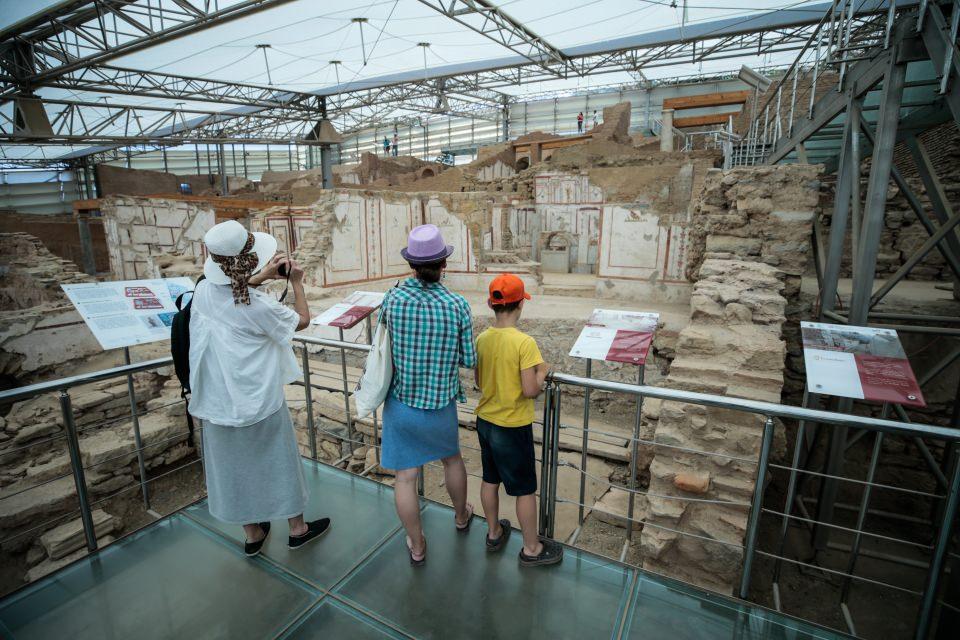 <p>Tepedeki diğer önemli bir eser olan 1300'lü yıllarda yapılan İsabey Camisi, avlulu cami mimarisinin örneği olarak dikkati çekiyor.</p>