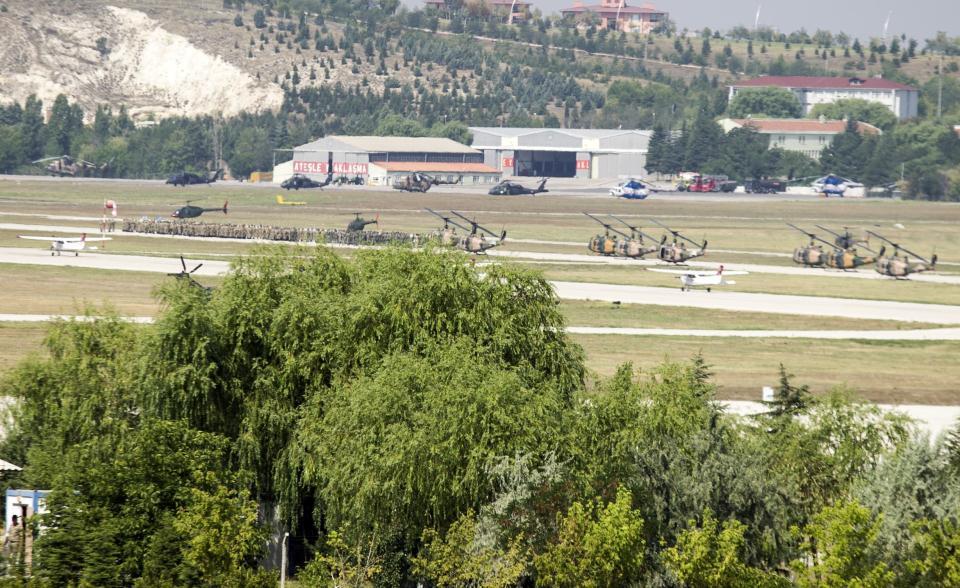 <p>Kara Havacılık Okul Komutanlığının taşınması nedeniyle 45 helikopter ve uçak aralıklarla Isparta’ya gidecek. Helikopterler sabah saatlerinden itibaren Isparta'ya gitmek üzere havalandı. </p>
<p> </p>