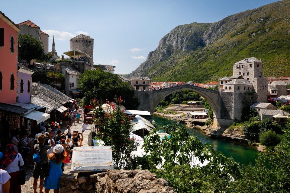 <p>Batı Balkan ülkesi Bosna Hersek'in güneyindeki Mostar, Blagaj, Pocitelj ve Kravice şehirleri kültürel ve tarihi zenginlikleri, yemyeşil doğası ve büyüleyici güzellikleriyle ziyaretçilerini bekliyor. </p>