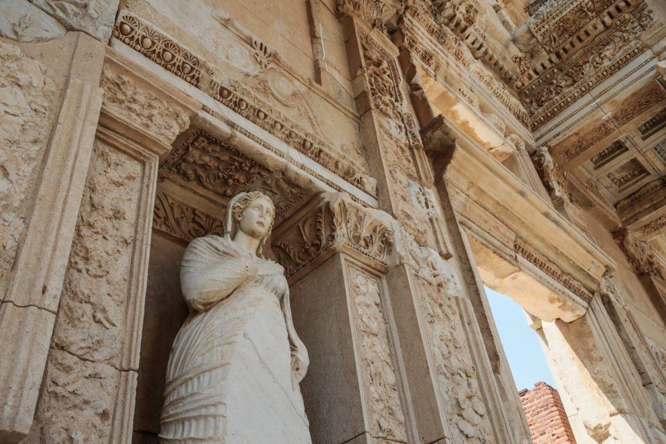 <p><strong>Türkiye'nin en eski turizm noktalarından</strong></p>
<p>Efes Müzesi Müdürü Cengiz Topal, AA muhabirine yaptığı açıklamada, Efes'in 8500 yıllık tarihi mirasa sahip olduğunu söyledi.</p>