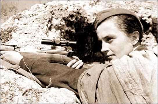 <p><strong>Lyudmila Pavlichenko </strong></p>

<p>1941'de Naziler Soyvetleri işgal etmişken gönüllü olarak orduya katılan Lyudmila, Odesa ve Sivastopol cephelerinde tam 309 kişi öldürmüş, bunlardan 37 tanesi ise Alman keskin nişancıları.</p>
