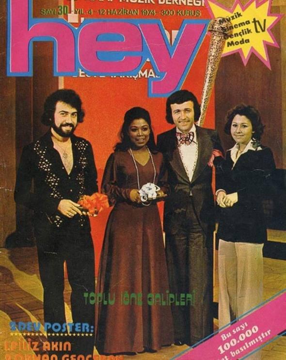<p>Hey Dergisi’nin Haziran 1974 kapağı. Toplu İğne Beste Yarışması kazananları bir arada. Ali Kocatepe, Esmeray, Erol Evgin ve Nilüfer. bir zamanlar magazin dünyası , magazin dünyası</p>
