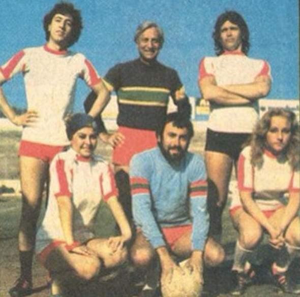 <p>İlhan İrem, Halit Kıvanç, Neco, Yeliz, Ali Kocatepe, Sibel Egemen. Yıl 1976 Mersin. Ne nostalji ama.</p>
